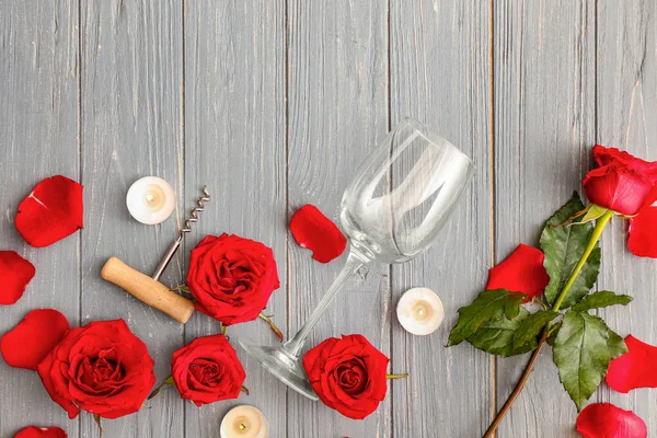 Ποτήρι Κρασιού Τιρμπουσόν Κεριά Και Τριαντάφυλλα Ξύλινο Φόντο — Φωτογραφία Αρχείου