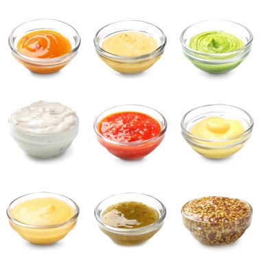 Kase beyaz arka plan üzerinde farklı lezzetli soslar