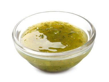 Beyaz arka planda lezzetli soslu kase