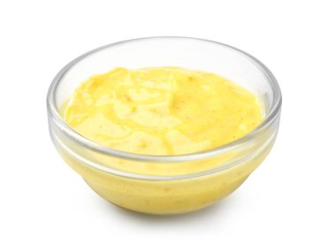 Beyaz arka planda lezzetli soslu kase