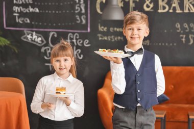 Lokantadaki şirin garsonlar.