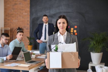 Ofisinde kişisel eşyaları olan üzgün bir kadın kovuldu.