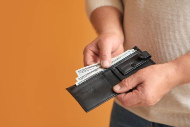 Renkli çantalı son sınıf öğrencisi, yakın plan.