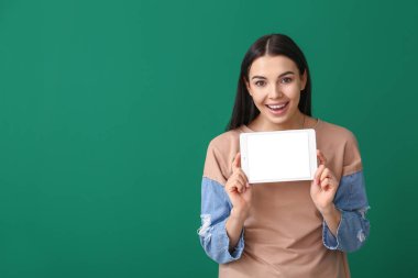 Renkli tablet bilgisayarlı güzel bir genç kadın.