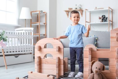 Ufaklık evdeki evle oynuyor.