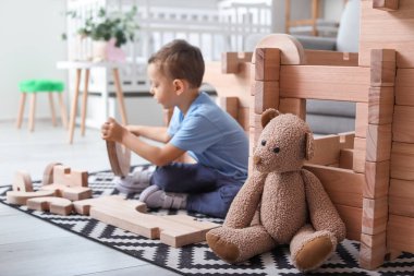 Ufaklık evdeki evle oynuyor.