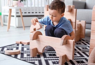 Ufaklık evdeki evle oynuyor.