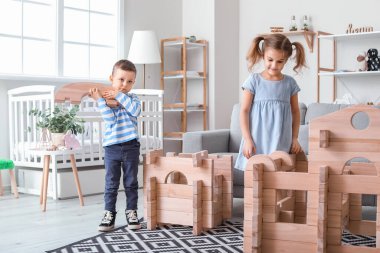 Küçük çocuklar evlerinde yemek dağıtım evleriyle oynuyorlar.