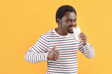 Renkli sütü olan genç bir Afro-Amerikalı.