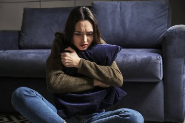 Depresif genç kadın evde