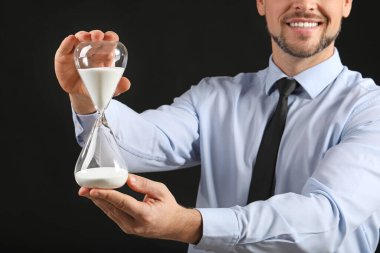 Kum saati gibi koyu bir geçmişi olan bir iş adamı. Zaman yönetimi kavramı