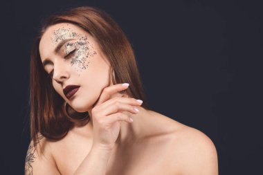 Vücudunda simler olan modaya uygun genç bir kadın.