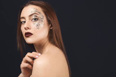 Vücudunda simler olan modaya uygun genç bir kadın.