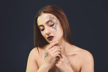 Vücudunda simler olan modaya uygun genç bir kadın.