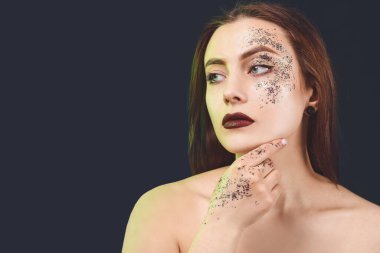 Vücudunda simler olan modaya uygun genç bir kadın.