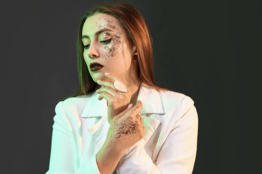 Vücudunda simler olan modaya uygun genç bir kadın.