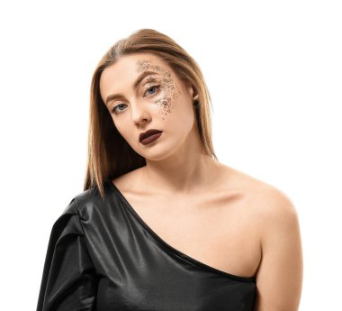 Beyaz arka planda parıltıları olan şık bir genç kadın.