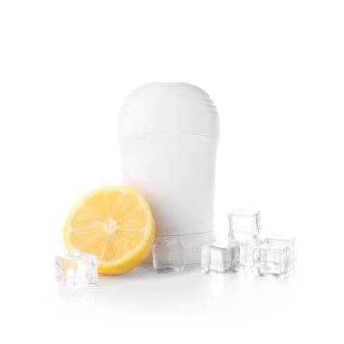 Beyaz arkaplanda deodorant, limon ve buz küpleri