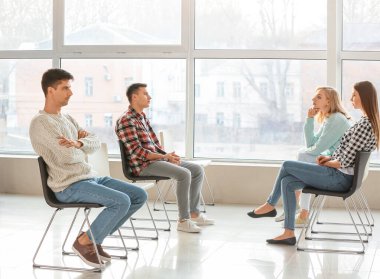 İçeride bekleyen gençler.