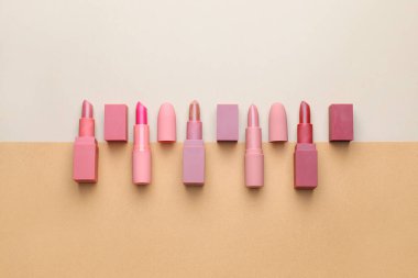 Renk arkaplanında farklı ruj izleri