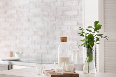 Masada bir bardak taze süt.