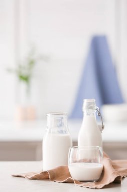 Masada bir bardak taze süt.