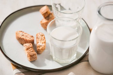 Masada bir bardak taze süt ve kurabiye.