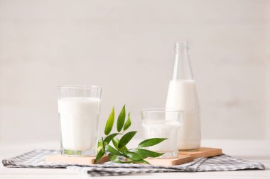 Bardaklar ve bir şişe taze süt.