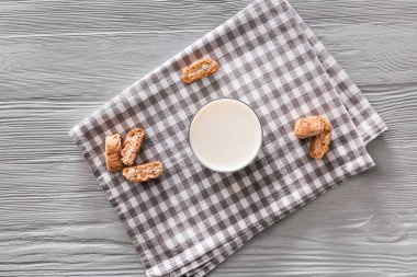 Masada bir bardak taze süt ve kurabiye.