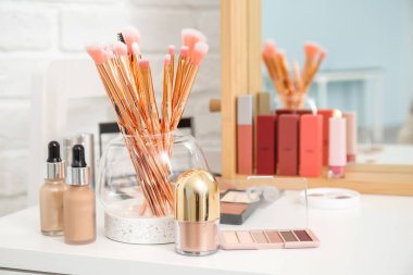 Modern güzellik salonundaki makyözlerin işyeri.