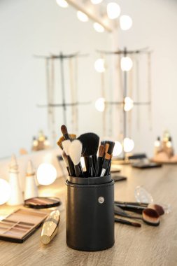 Modern güzellik salonundaki makyözlerin işyeri.