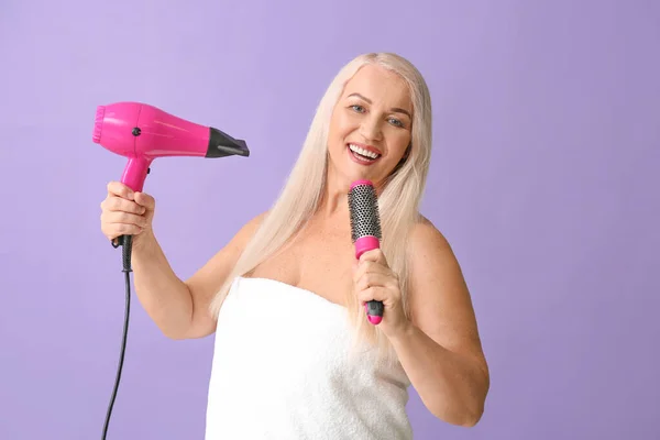 Hermosa Mujer Madura Con Secador Pelo Cepillo Cantando Sobre Fondo — Foto de Stock