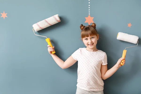 Menina Com Rolos Tinta Perto Parede Cor — Fotografia de Stock