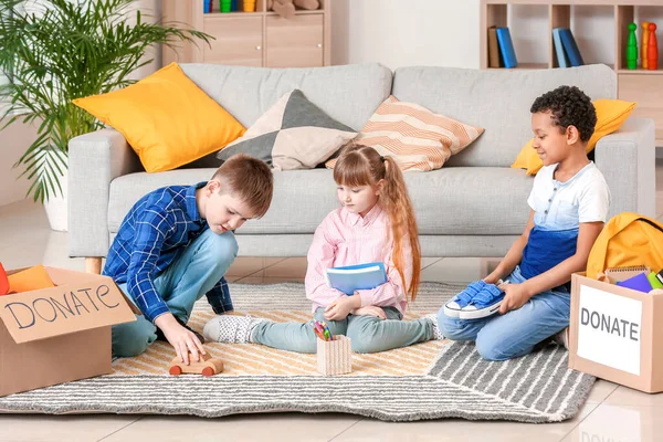 Figlioli Con Donazioni Casa Orfana — Foto Stock