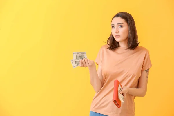 Traurige Junge Frau Mit Geldbörse Und Geld Auf Farbigem Hintergrund — Stockfoto