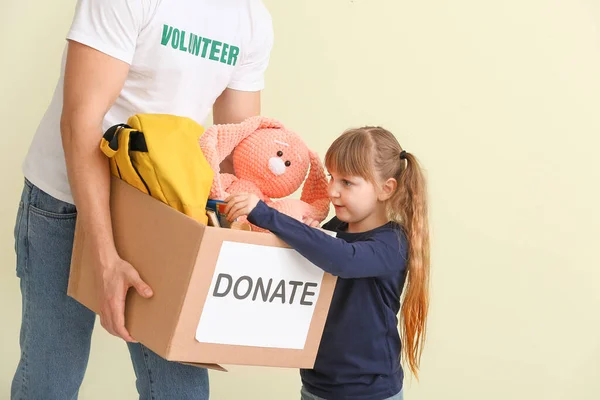 Voluntariado Con Donaciones Para Huérfanos Niños Pequeños Sobre Fondo Color — Foto de Stock