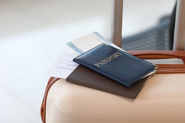 Паспорти Упакована Валіза Аеропорту Крупним Планом — стокове фото