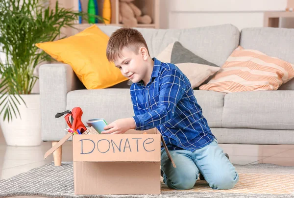 Ragazzino Con Donazioni Casa Orfana — Foto Stock