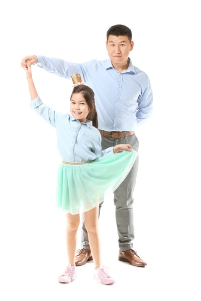 Glad Asiatisk Man Dansar Med Sin Lilla Dotter Vit Bakgrund — Stockfoto