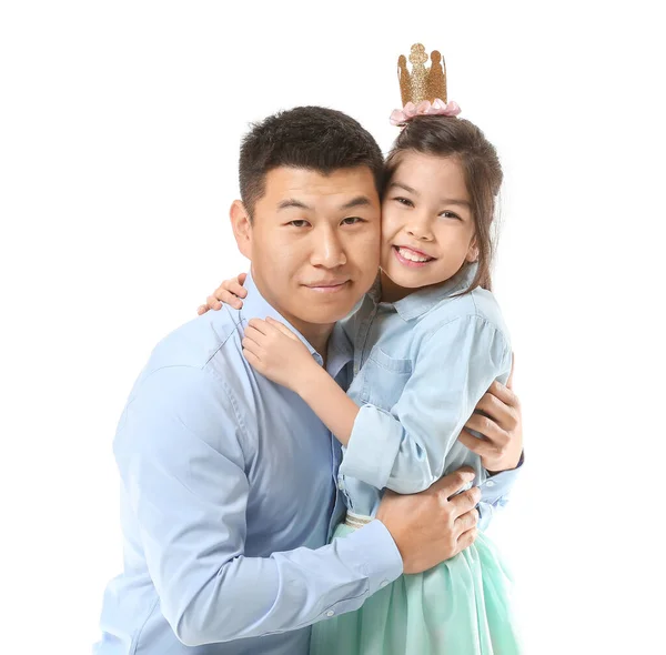 Glad Asiatisk Man Och Hans Lilla Dotter Kramas Vit Bakgrund — Stockfoto