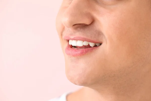 Hombre Sonriente Guapo Sobre Fondo Color Primer Plano —  Fotos de Stock