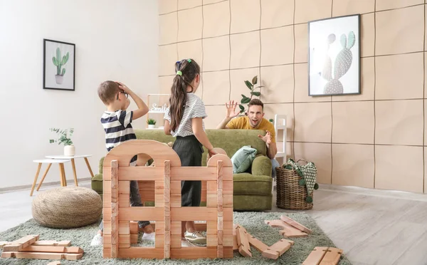 Father Little Children Playing Take Apart House Home — Stock Photo, Image