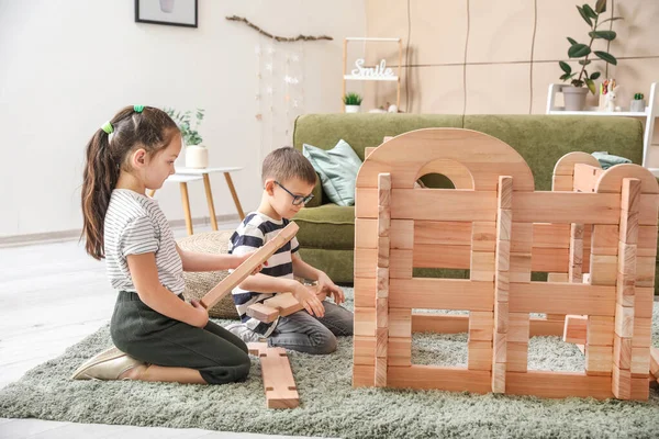 Kleine Kinder Spielen Hause Mit Einfamilienhaus — Stockfoto