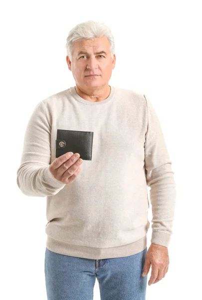 白い背景の財布を持つシニア男 — ストック写真