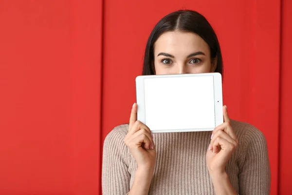 Krásná Mladá Žena Počítačem Tablet Barevném Pozadí — Stock fotografie