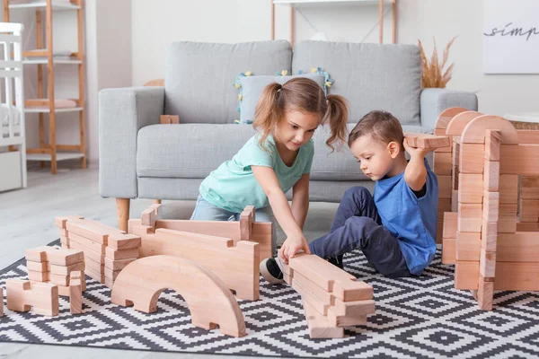 Kleine Kinder Spielen Hause Mit Einfamilienhaus — Stockfoto