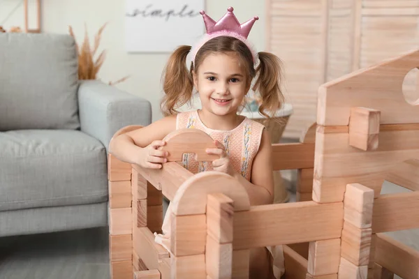 Niña Vestida Princesa Jugando Con Casa Para Llevar Casa — Foto de Stock