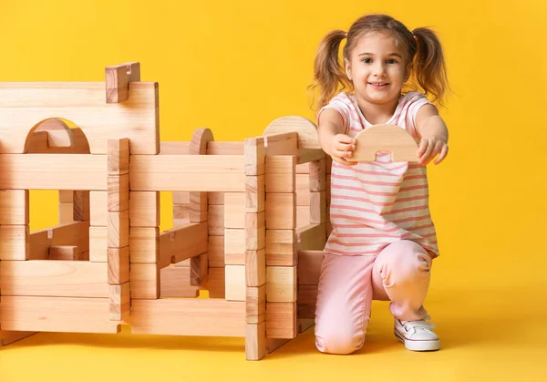 Malá Dívka Hraje Take Odděleně Dům Barevném Pozadí — Stock fotografie