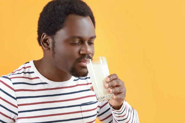Young African American Man Milk Color Background — Stock Photo, Image