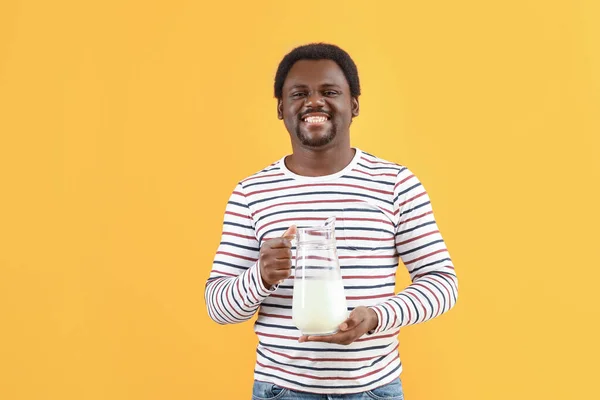 Joven Hombre Afroamericano Con Leche Sobre Fondo Color — Foto de Stock